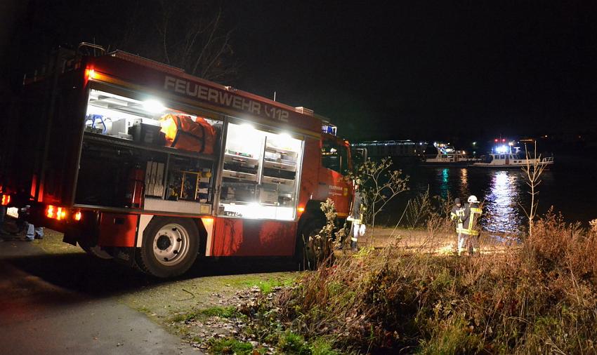 Einsatz BF Koeln PKW im Rhein Mondorf Hersel P150.JPG